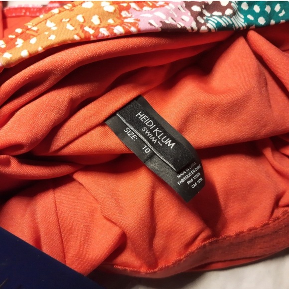 Heidi Klum Swimsuit 🩱 - Picture 3 of 3